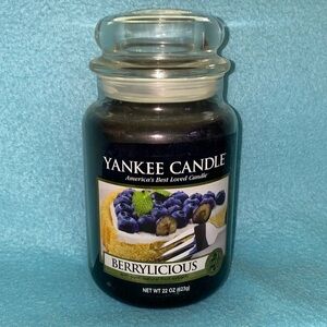 YANKEE Berrylicious 22 oz. CANDLE RARE 
SCENT